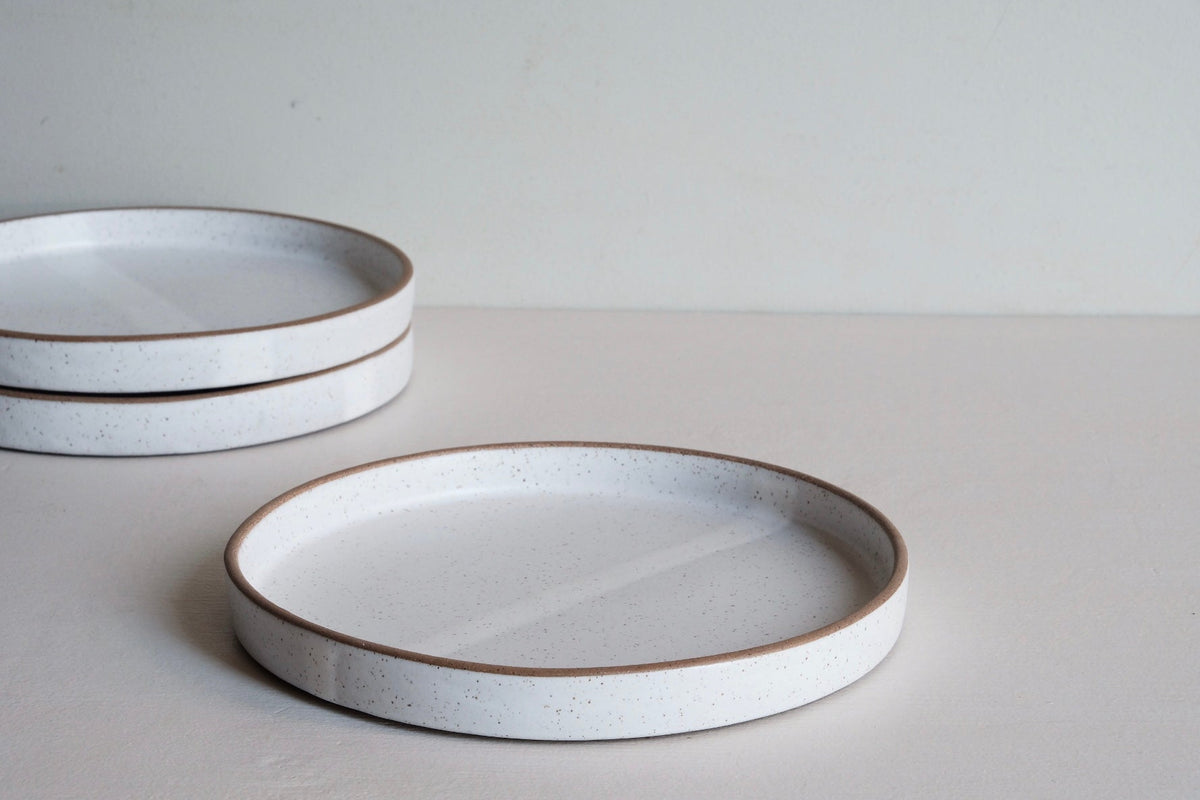 Assiette plate moderne à bords verticaux